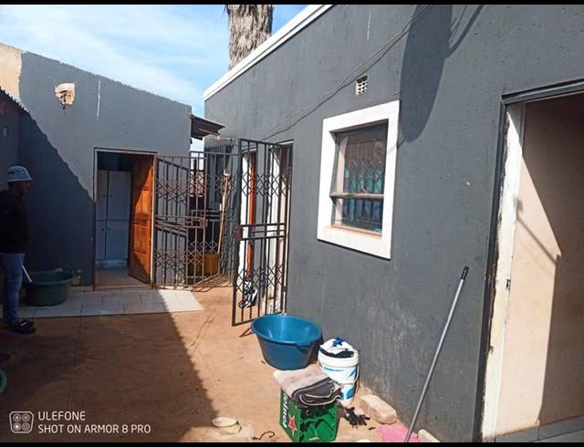 8 BEDROOM HOUSE FOR SALE IN VILLA LIZA